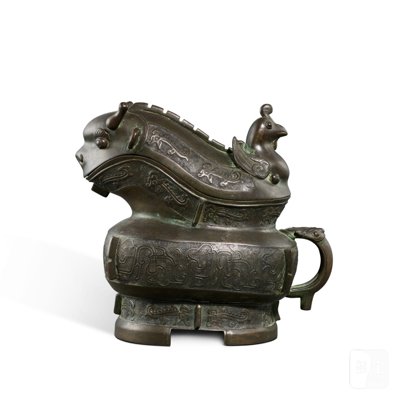 An inscribed bronze archaistic 'dragon and phoenix' wine vessel, gong, Yuan - Ming Dynasty | 元至明 青銅仿古龍鳳紋觥 - 图3